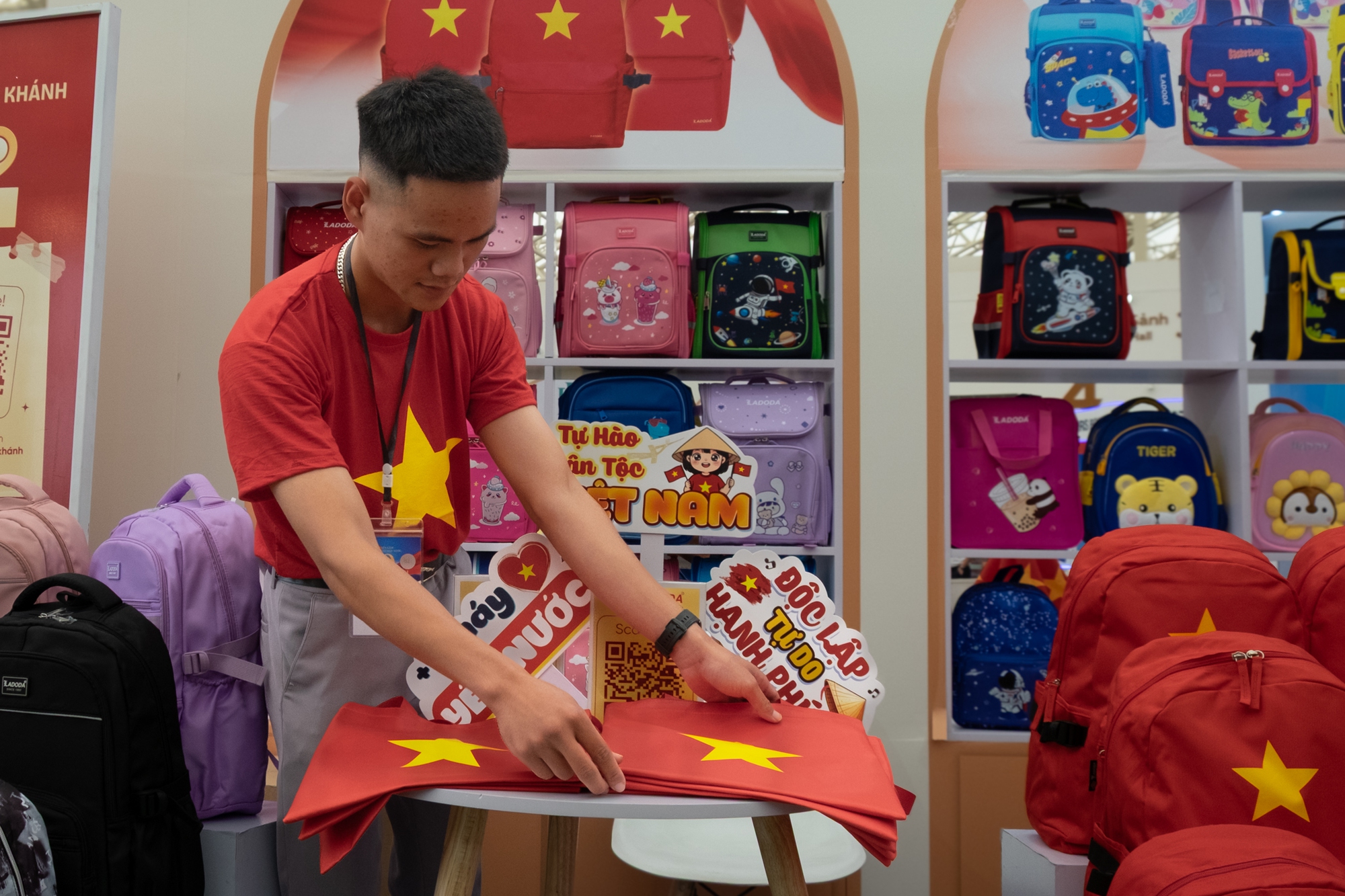 Từ chiếc "túi tự hào" được tặng miễn phí, thấy cái cách một thương hiệu Việt lâu đời ân cần lắng nghe giới trẻ, để "trẻ lại 10 tuổi"- Ảnh 2.