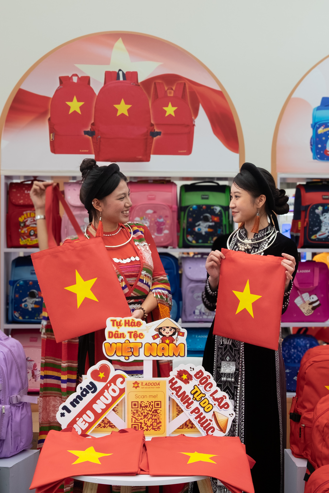 Từ chiếc "túi tự hào" được tặng miễn phí, thấy cái cách một thương hiệu Việt lâu đời ân cần lắng nghe giới trẻ, để "trẻ lại 10 tuổi"- Ảnh 9.