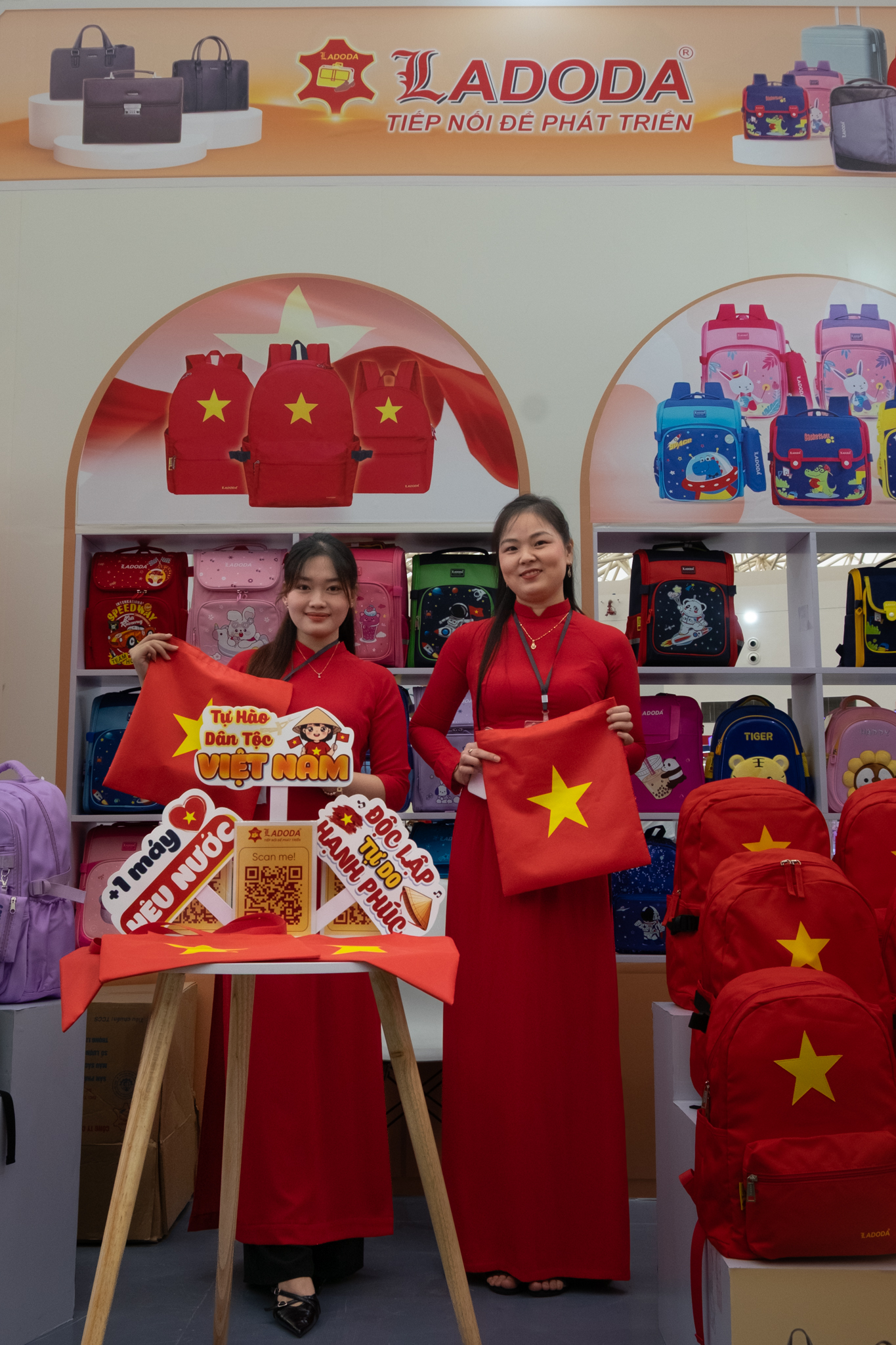 Từ chiếc "túi tự hào" được tặng miễn phí, thấy cái cách một thương hiệu Việt lâu đời ân cần lắng nghe giới trẻ, để "trẻ lại 10 tuổi"- Ảnh 8.