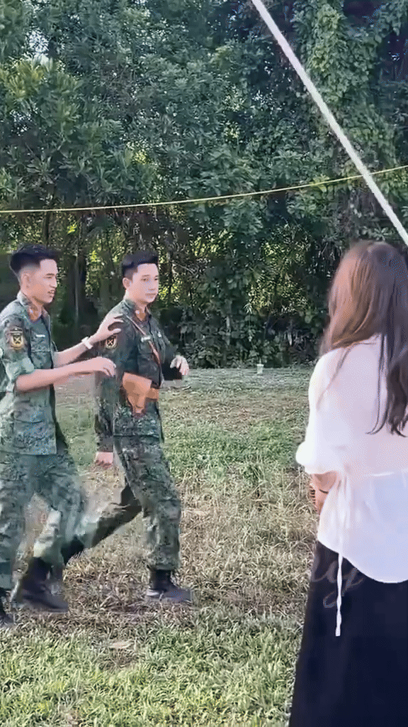 Thượng uý Lê Hoàng Hiệp được đồng đội 