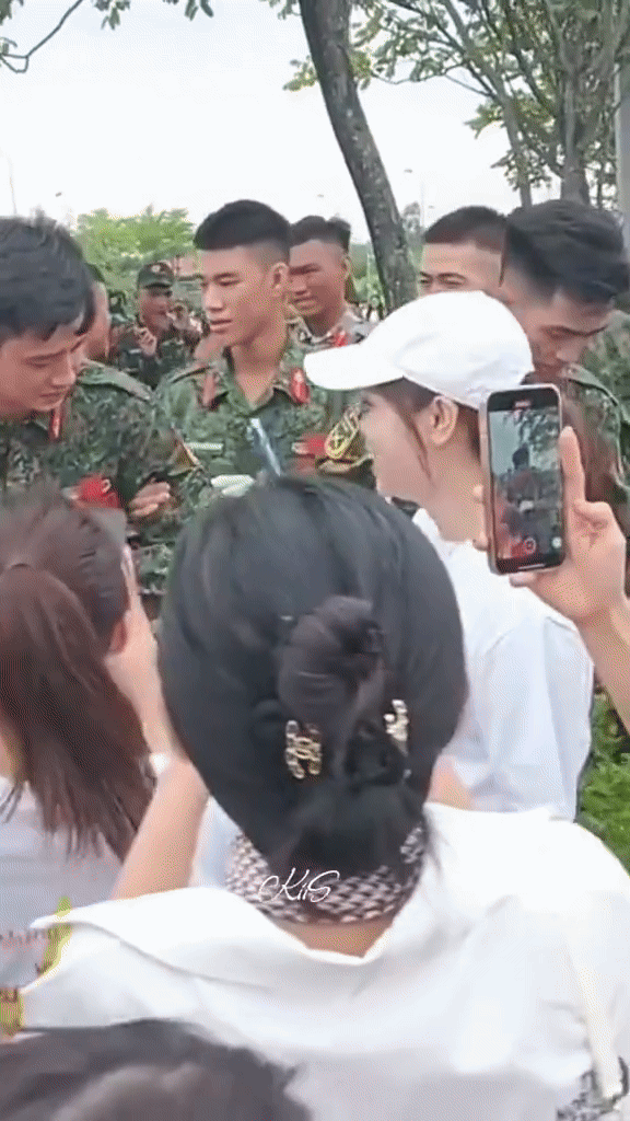 Thượng uý Lê Hoàng Hiệp được đồng đội 