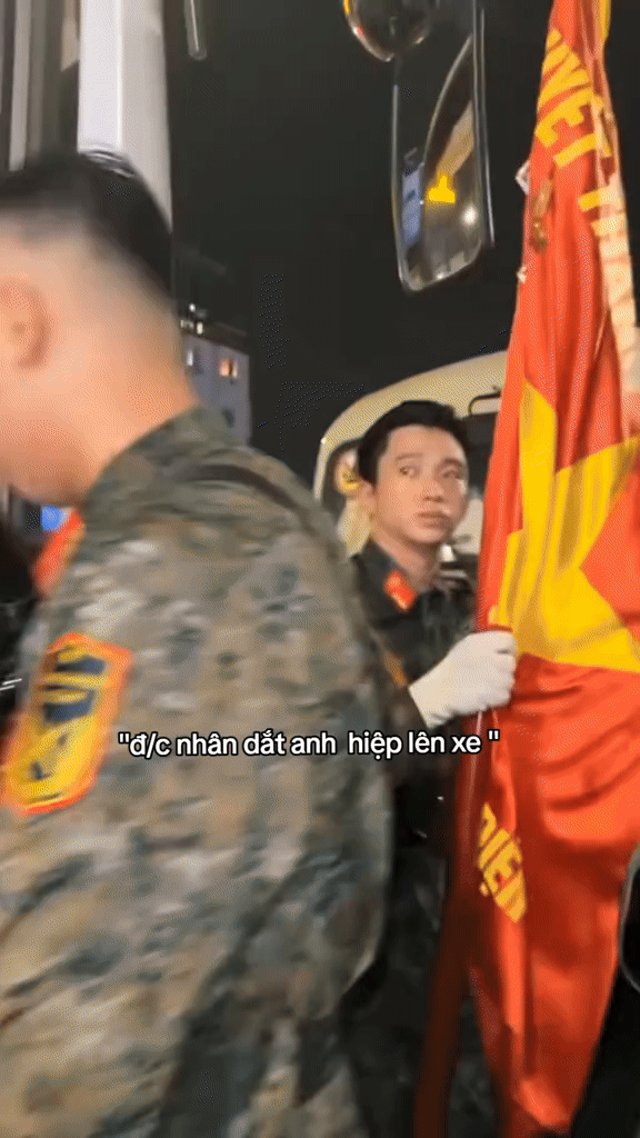 Thượng uý Lê Hoàng Hiệp được đồng đội 