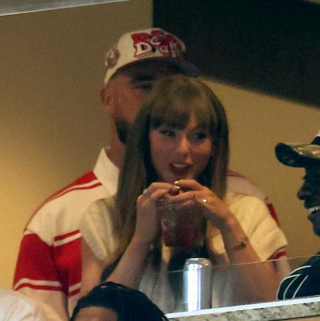 Taylor Swift lộ diện sau ảnh đính hôn: Mặc như nữ sinh, nhẫn khủng xa vạn dặm vẫn bắt sáng- Ảnh 3.