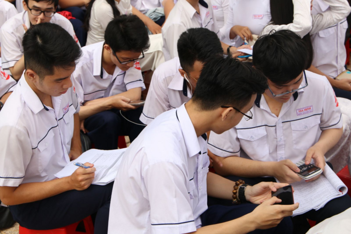 Hàng loạt địa phương siết chặt quản lý việc dùng điện thoại của học sinh- Ảnh 1.