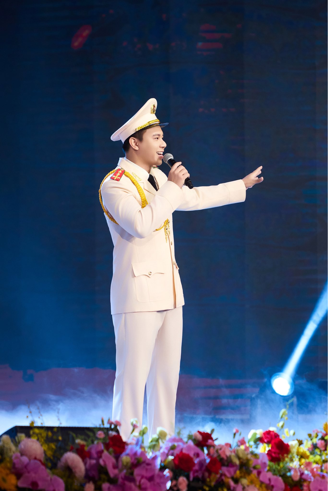 Nam ca sĩ đắt show từ Đại lễ 30/4 đến 2/9: Cất giọng lên là 50.000 khán giả nổi da gà, sở hữu nụ cười toả nắng đẹp trai ngời ngời- Ảnh 6.