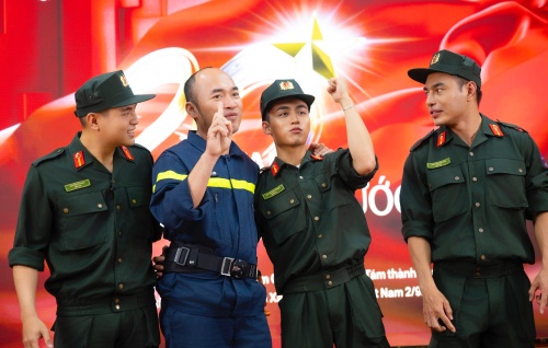 Dàn sao Chiến sĩ Quả Cảm: “Chúng tôi muốn có thêm chương trình Vợ Của Chiến Sĩ Quả Cảm, vì khoảnh khắc dũng cảm nhất là khi họ trở đối diện với vợ con và gia đình”- Ảnh 18.