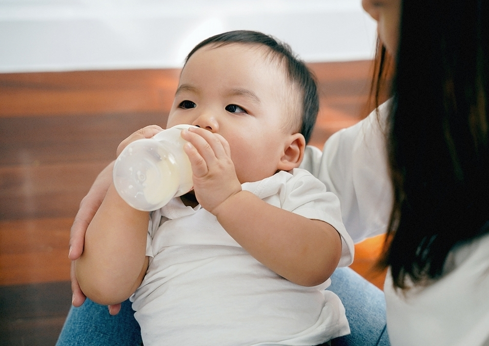Sữa tươi hay sữa công thức: Mỗi loại có “vai trò” riêng, mẹ cần hiểu rõ để không chọn sai thời điểm- Ảnh 1.