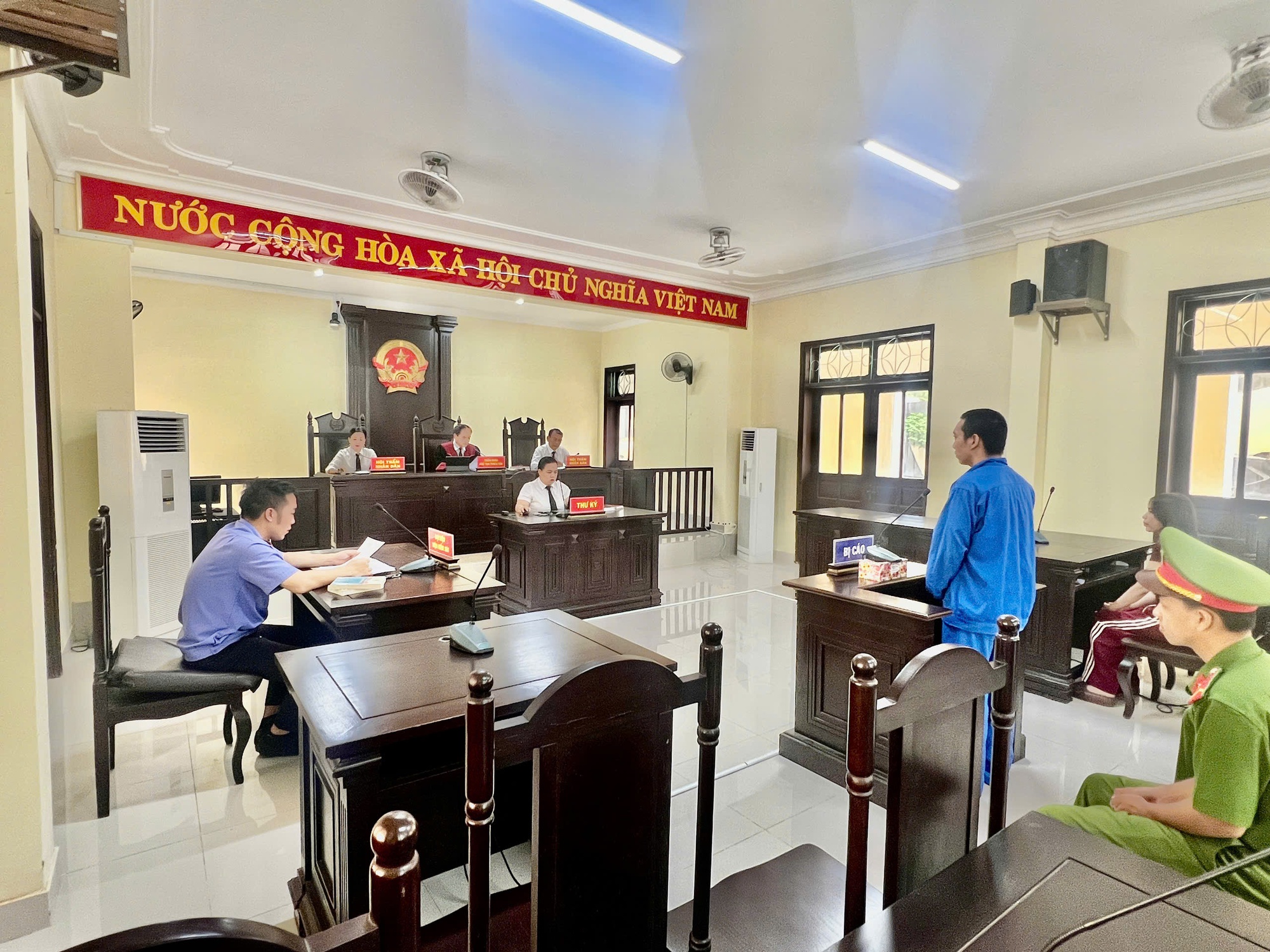 Lai lịch bí ẩn của "Chị 2" nhiều lần bán hàng cấm- Ảnh 1.
