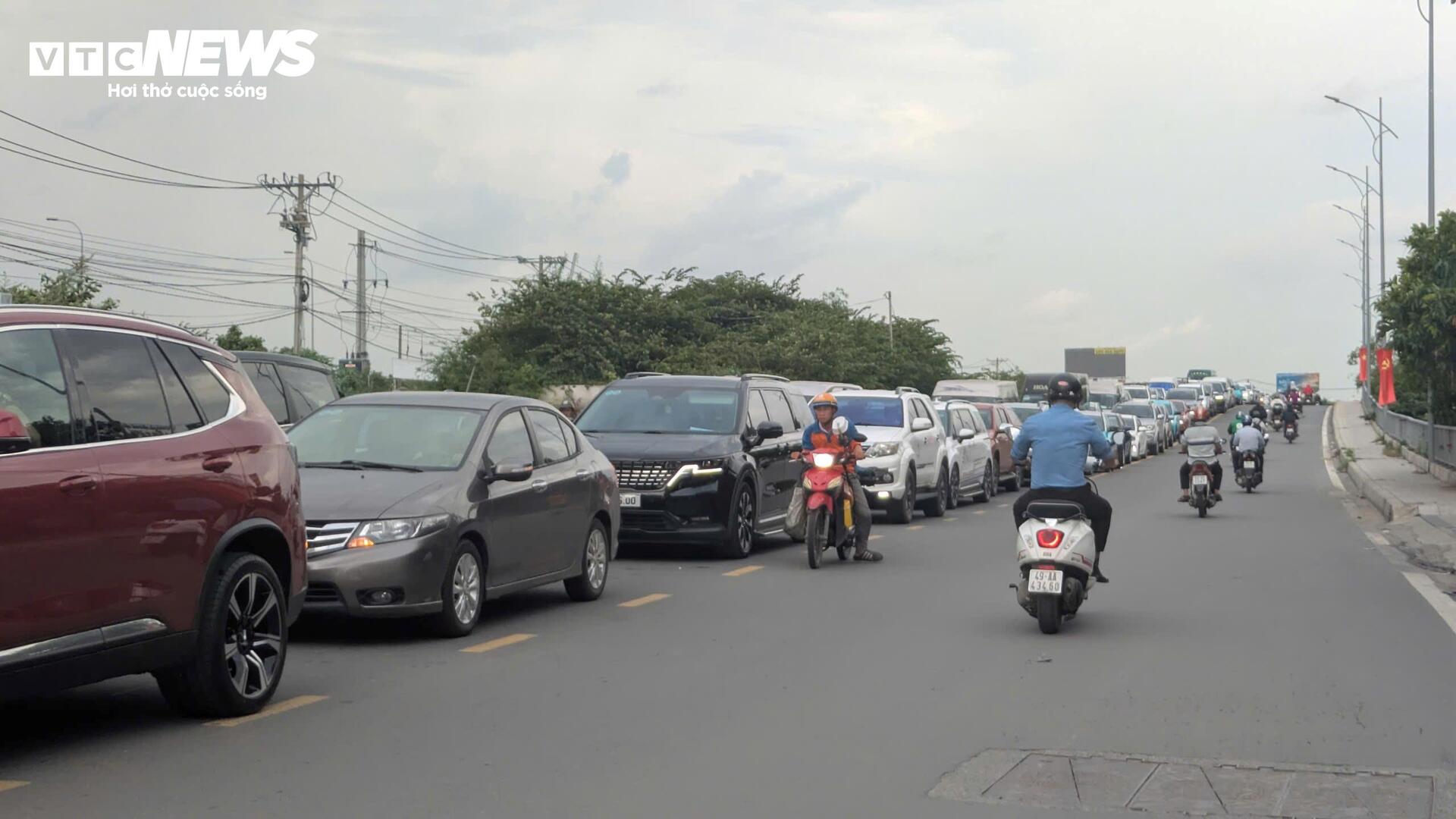 Người dân TP.HCM đội mưa, vật vã qua cửa ngõ kẹt cứng về quê nghỉ lễ 2/9- Ảnh 8.