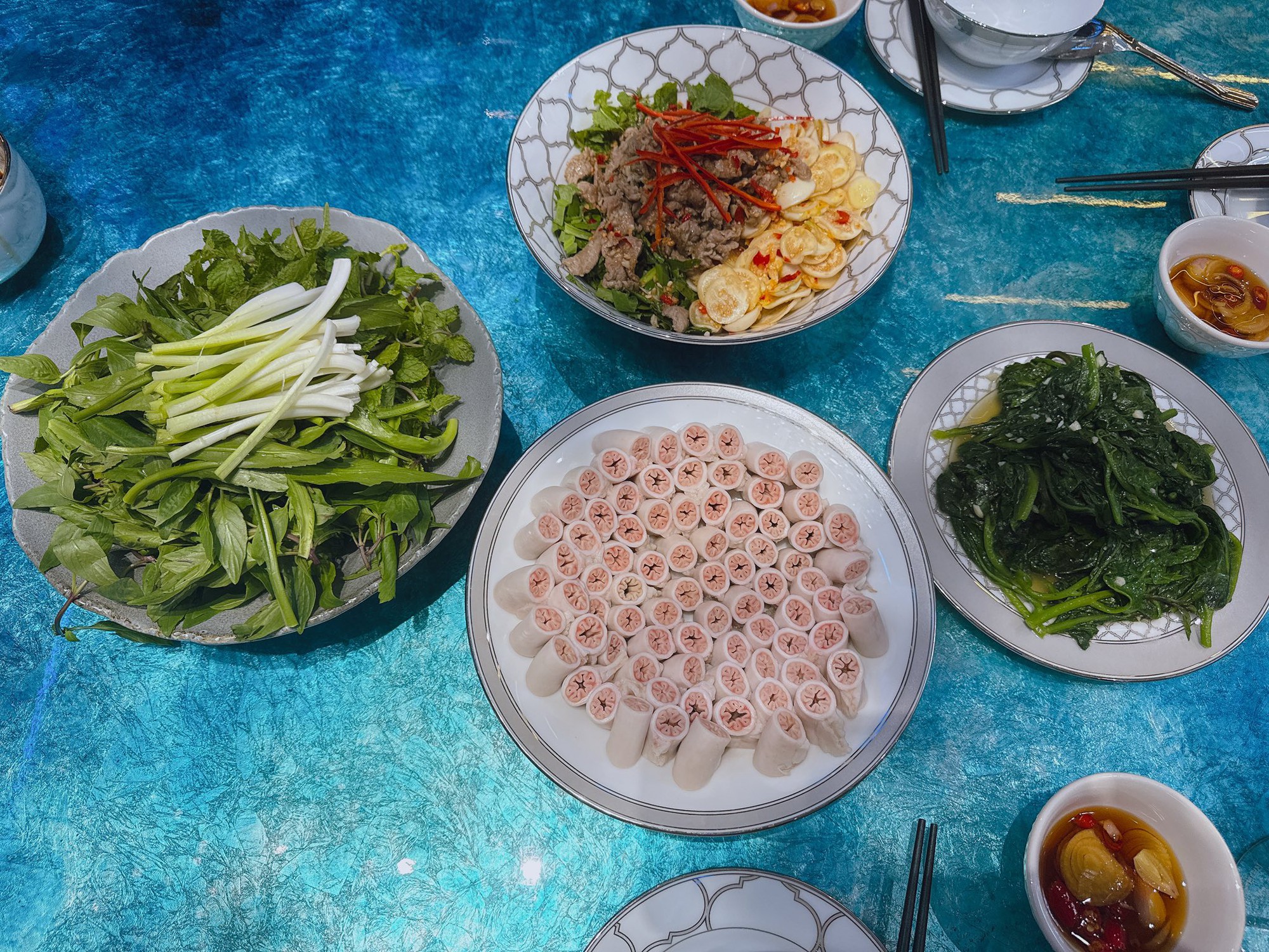Phương Oanh đã nấu ăn ngon còn khéo bày biện, tới bộ bát đĩa cũng sang "hết phần thiên hạ"- Ảnh 2.