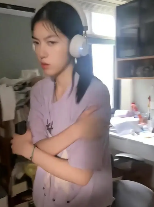 Đoạn video khiến cộng đồng mạng chê trách người mẹ gay gắt: Chị đang không tôn trọng con gái mình!- Ảnh 1. Đoạn video khiến cộng đồng mạng chê trách người mẹ gay gắt: Chị đang không tôn trọng con gái mình!- Ảnh 1.