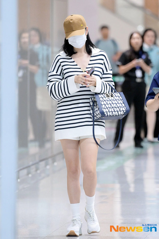 Son Ye Jin toàn mặc đồ siêu đơn giản ra sân bay, nhưng kỳ lạ là luôn đẹp và chuẩn mốt- Ảnh 7.