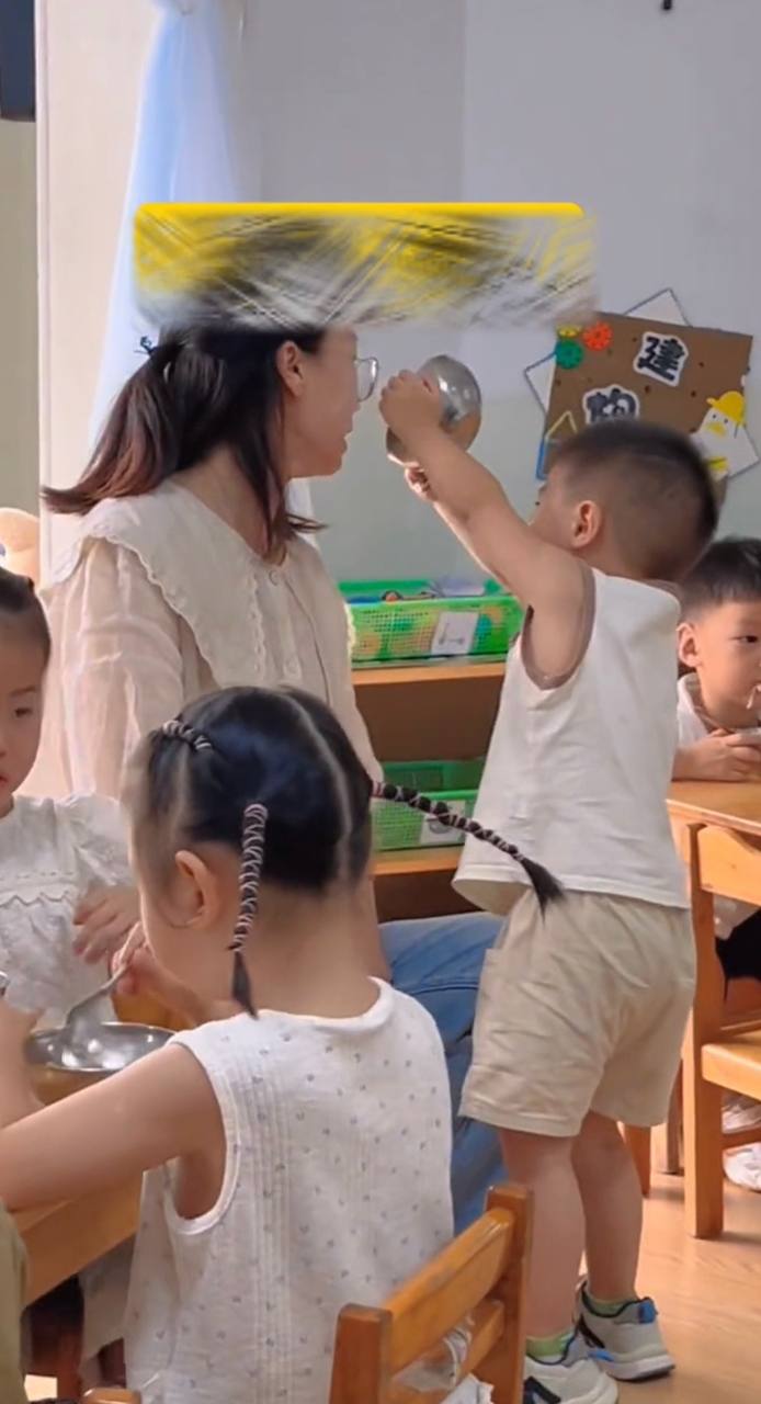 Vì sao cảnh cậu bé giơ bát cơm trong giờ ăn tại trường mầm non lại gây sốt MXH?- Ảnh 1. Vì sao cảnh cậu bé giơ bát cơm trong giờ ăn tại trường mầm non lại gây sốt MXH?- Ảnh 1.