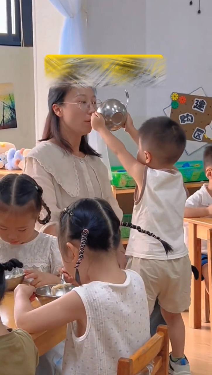 Vì sao cảnh cậu bé giơ bát cơm trong giờ ăn tại trường mầm non lại gây sốt MXH?- Ảnh 3. Vì sao cảnh cậu bé giơ bát cơm trong giờ ăn tại trường mầm non lại gây sốt MXH?- Ảnh 3.