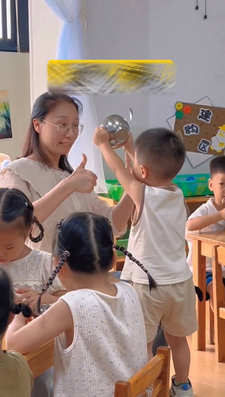 Vì sao cảnh cậu bé giơ bát cơm trong giờ ăn tại trường mầm non lại gây sốt MXH?- Ảnh 4. Vì sao cảnh cậu bé giơ bát cơm trong giờ ăn tại trường mầm non lại gây sốt MXH?- Ảnh 4.