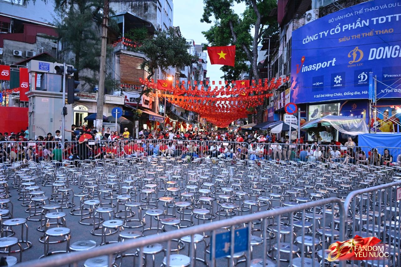 Tuyệt vời: 5.000 chỗ ngồi riêng, cơm nắm muối vừng tiếp sức cựu chiến binh trong đêm chờ tổng duyệt A80- Ảnh 1.