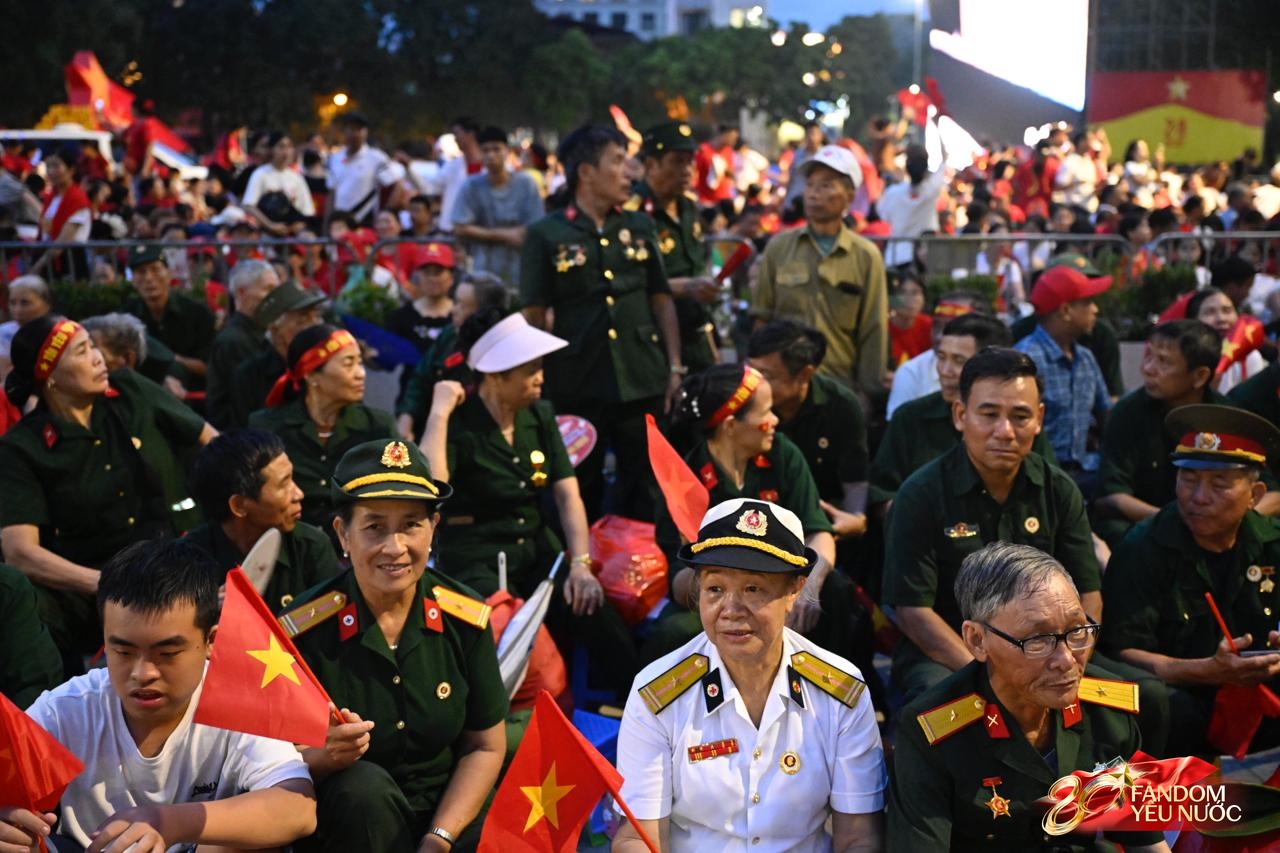 Tuyệt vời: 5.000 chỗ ngồi riêng, cơm nắm muối vừng tiếp sức cựu chiến binh trong đêm chờ tổng duyệt A80- Ảnh 9.