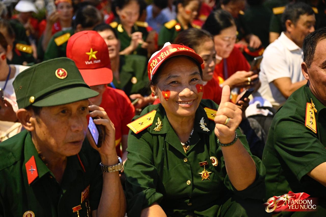 Tuyệt vời: 5.000 chỗ ngồi riêng, cơm nắm muối vừng tiếp sức cựu chiến binh trong đêm chờ tổng duyệt A80- Ảnh 3.