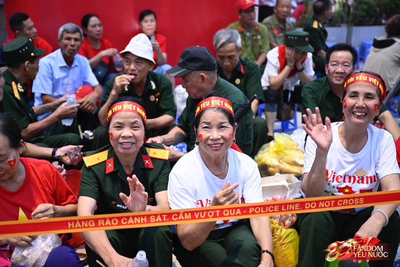 Tuyệt vời: 5.000 chỗ ngồi riêng, cơm nắm muối vừng tiếp sức cựu chiến binh trong đêm chờ tổng duyệt A80- Ảnh 5.