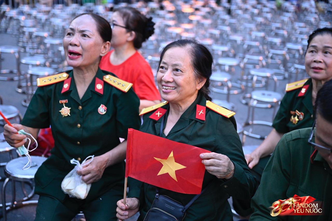 Tuyệt vời: 5.000 chỗ ngồi riêng, cơm nắm muối vừng tiếp sức cựu chiến binh trong đêm chờ tổng duyệt A80- Ảnh 2.