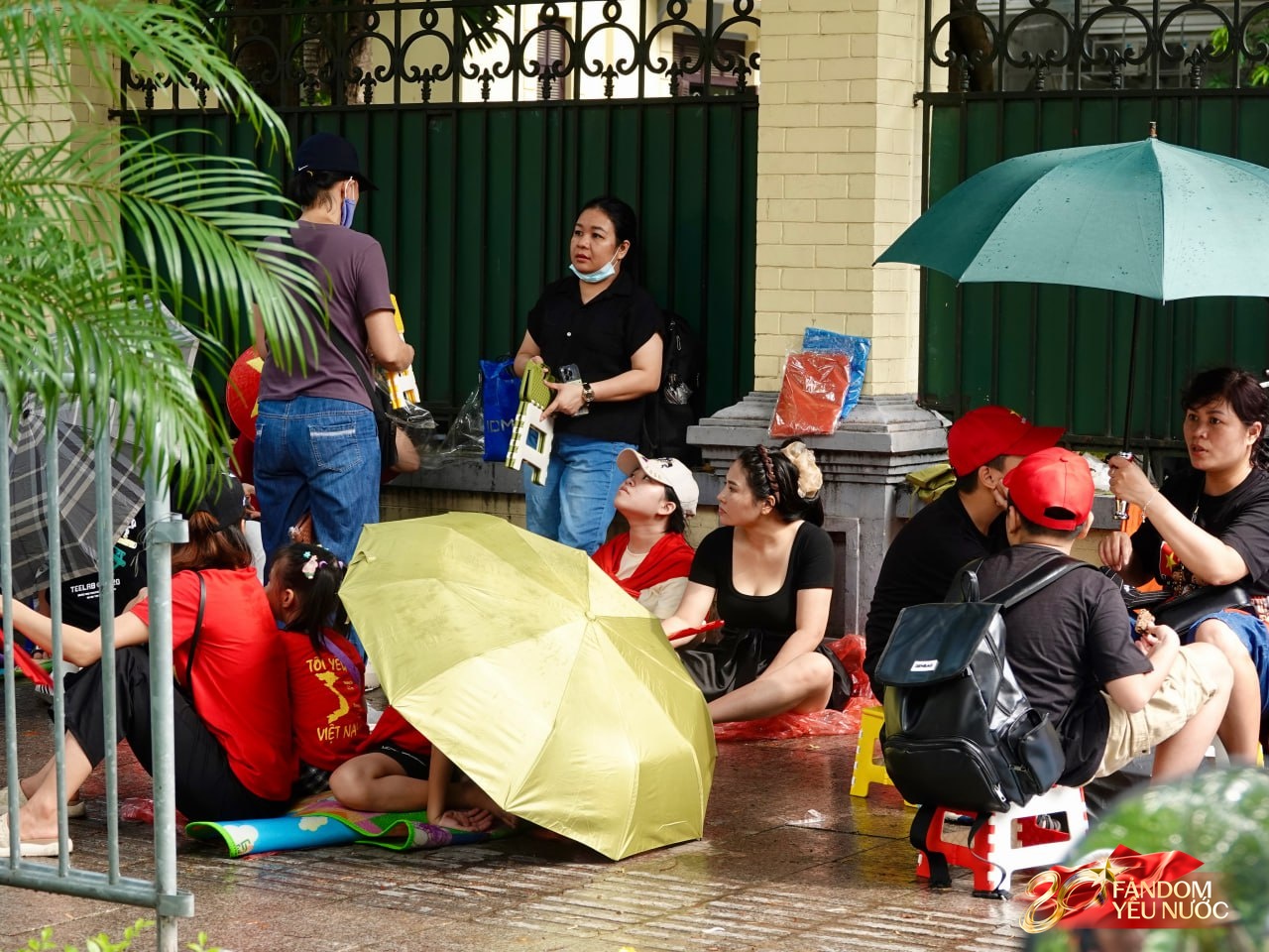 Hà Nội trước ngày Tổng duyệt A80: Người dân "đội nắng" giữ chỗ đẹp chờ xem diễu binh- Ảnh 12.