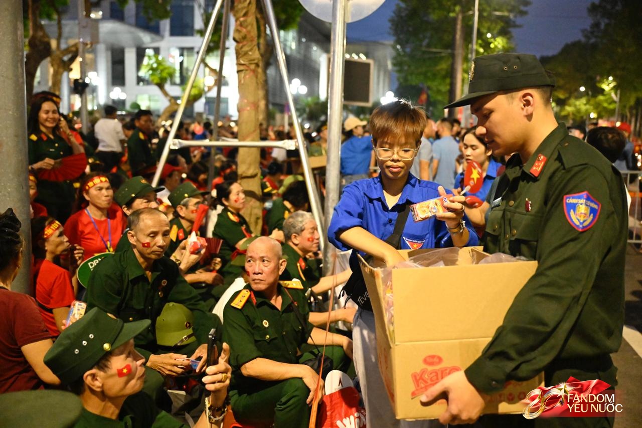 Tuyệt vời: 5.000 chỗ ngồi riêng, cơm nắm muối vừng tiếp sức cựu chiến binh trong đêm chờ tổng duyệt A80- Ảnh 16.
