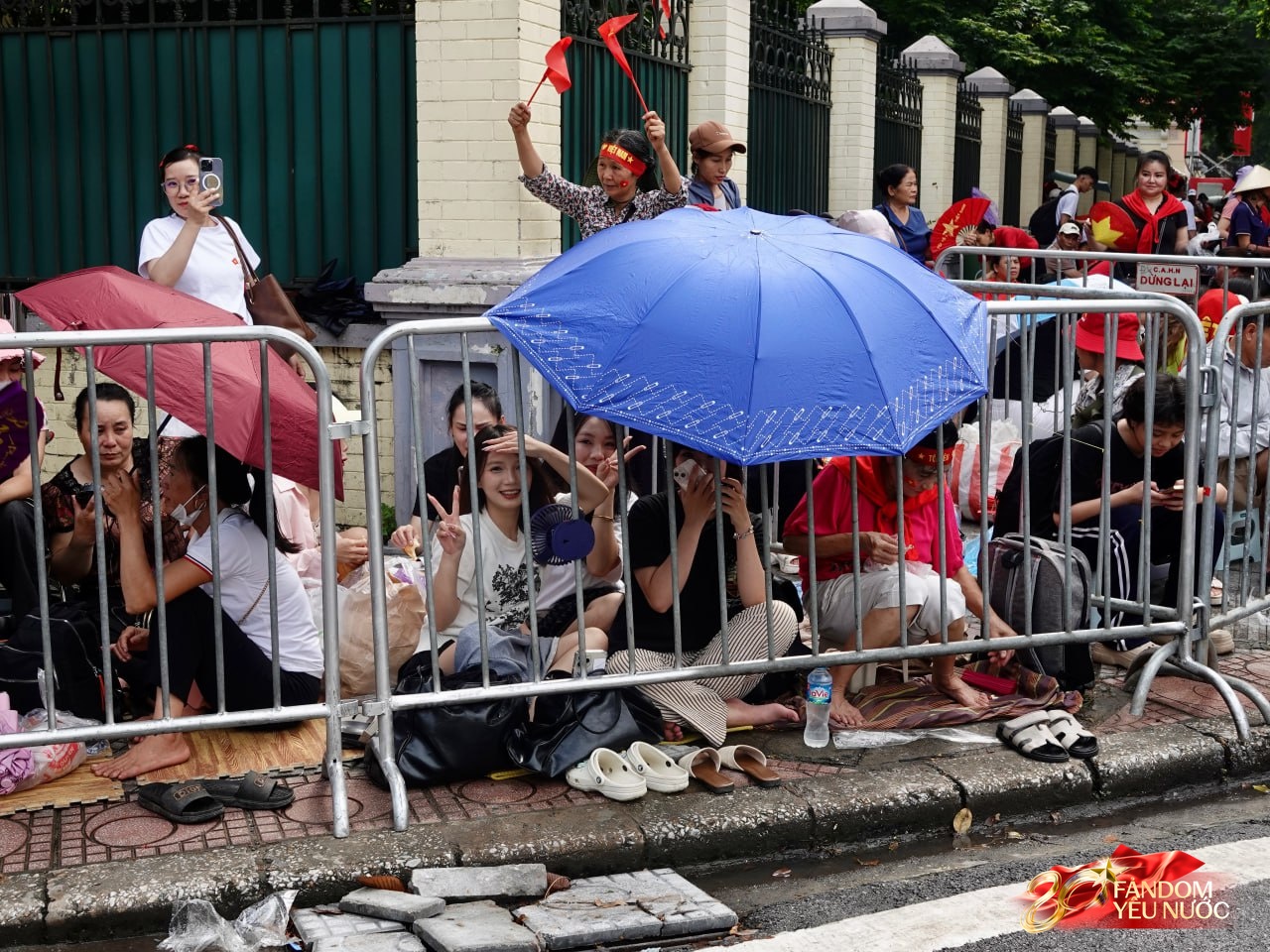 Hà Nội trước ngày Tổng duyệt A80: Người dân "đội nắng" giữ chỗ đẹp chờ xem diễu binh- Ảnh 6.