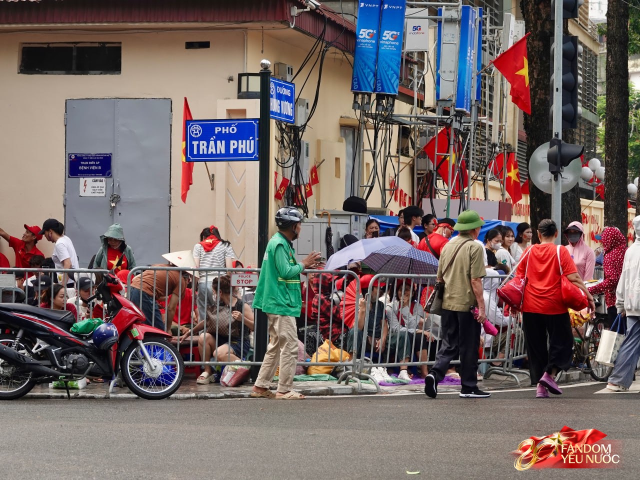 Hà Nội trước ngày Tổng duyệt A80: Người dân "đội nắng" giữ chỗ đẹp chờ xem diễu binh- Ảnh 5.