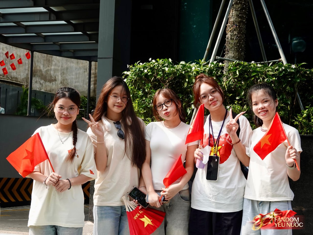 Hà Nội trước ngày Tổng duyệt A80: Người dân "đội nắng" giữ chỗ đẹp chờ xem diễu binh- Ảnh 9.