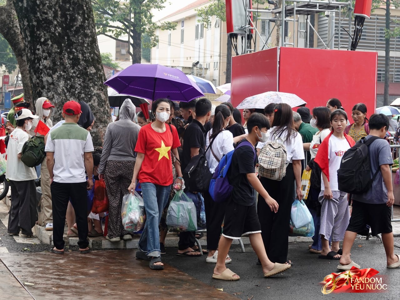 Hà Nội trước ngày Tổng duyệt A80: Người dân "đội nắng" giữ chỗ đẹp chờ xem diễu binh- Ảnh 10.