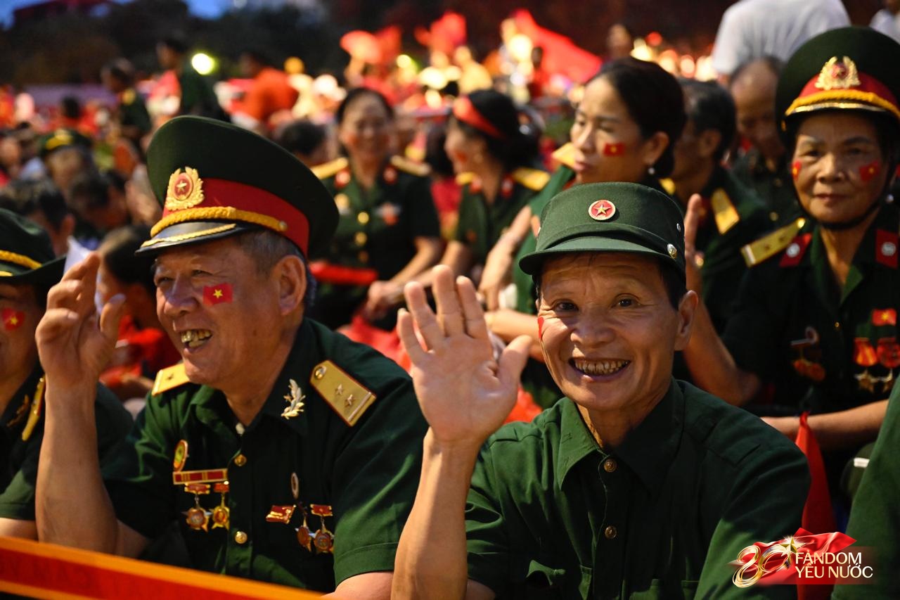 Tuyệt vời: 5.000 chỗ ngồi riêng, cơm nắm muối vừng tiếp sức cựu chiến binh trong đêm chờ tổng duyệt A80- Ảnh 6.