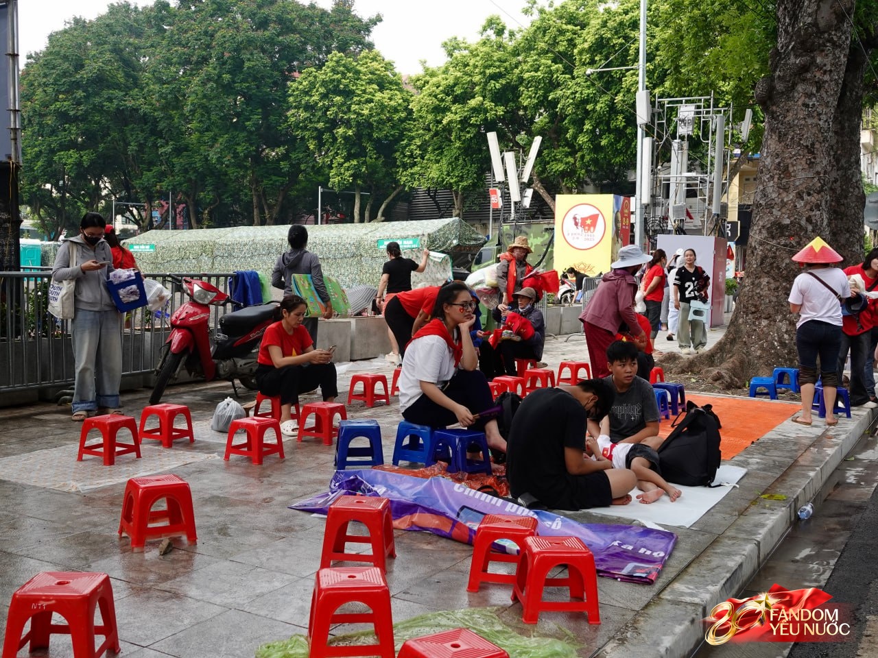 Hà Nội trước ngày Tổng duyệt A80: Người dân "đội nắng" giữ chỗ đẹp chờ xem diễu binh- Ảnh 7.