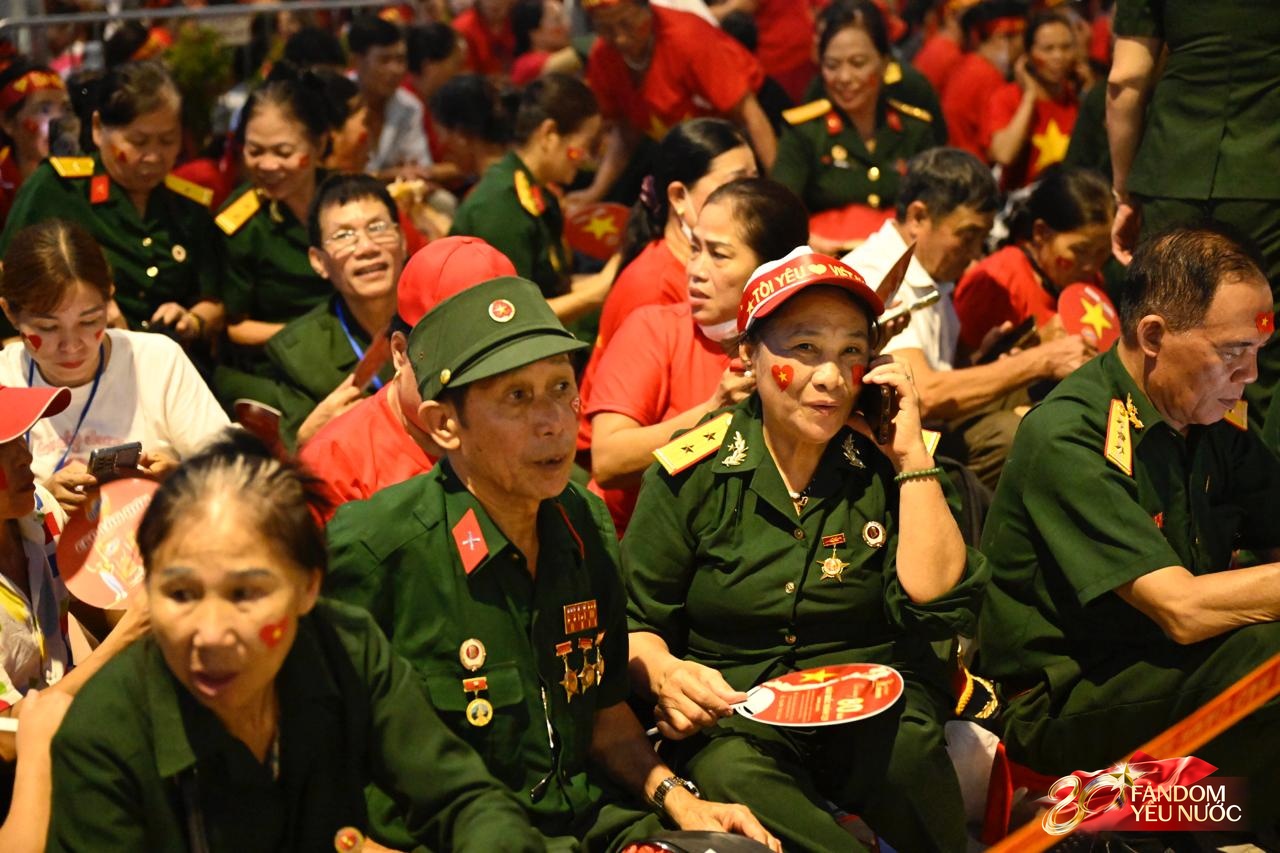 Tuyệt vời: 5.000 chỗ ngồi riêng, cơm nắm muối vừng tiếp sức cựu chiến binh trong đêm chờ tổng duyệt A80- Ảnh 15.
