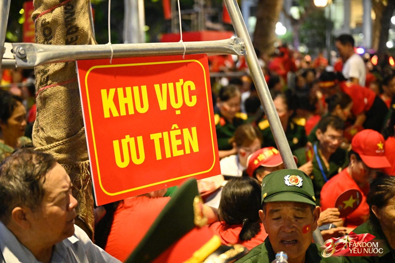 Tuyệt vời: 5.000 chỗ ngồi riêng, cơm nắm muối vừng tiếp sức cựu chiến binh trong đêm chờ tổng duyệt A80- Ảnh 17.