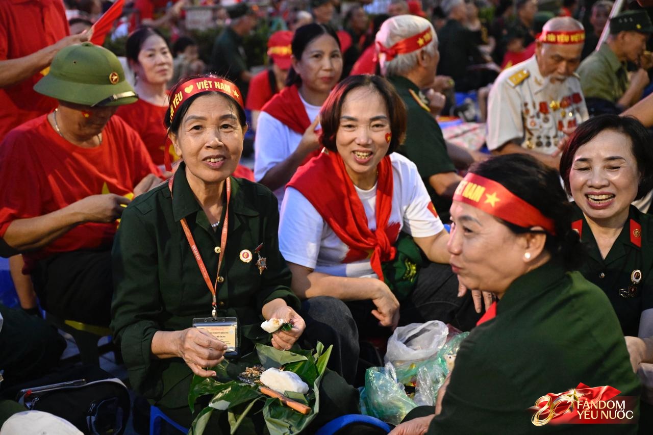Tuyệt vời: 5.000 chỗ ngồi riêng, cơm nắm muối vừng tiếp sức cựu chiến binh trong đêm chờ tổng duyệt A80- Ảnh 12.