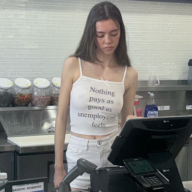 Lisa lén đi Nhật, cuối cùng lại "um sùm" vì mặc quần in chữ lạ- Ảnh 10.