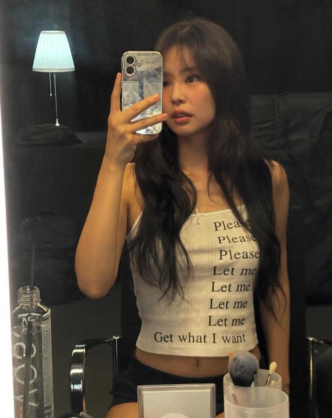 Lisa lén đi Nhật, cuối cùng lại "um sùm" vì mặc quần in chữ lạ- Ảnh 7.