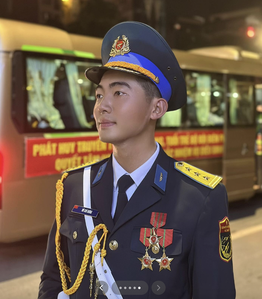Cực phẩm hội tụ: Khối trưởng điển trai A80 nắm tay người yêu đến chụp ảnh cùng Duy Mạnh - Quỳnh Anh- Ảnh 4.