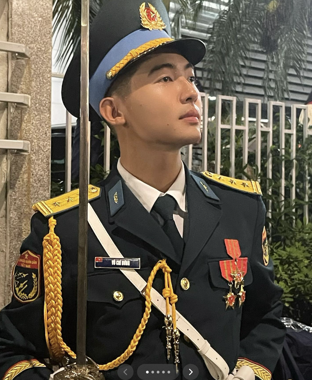 Cực phẩm hội tụ: Khối trưởng điển trai A80 nắm tay người yêu đến chụp ảnh cùng Duy Mạnh - Quỳnh Anh- Ảnh 5.