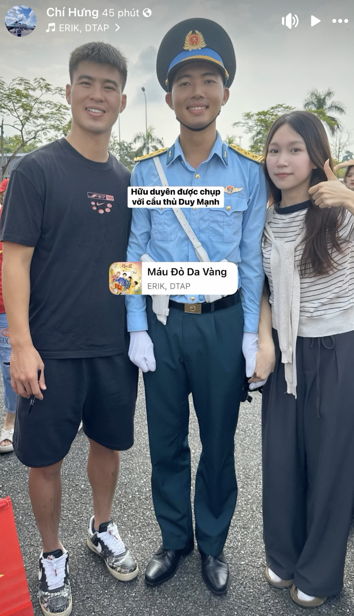 Cực phẩm hội tụ: Khối trưởng điển trai A80 nắm tay người yêu đến chụp ảnh cùng Duy Mạnh - Quỳnh Anh- Ảnh 1.