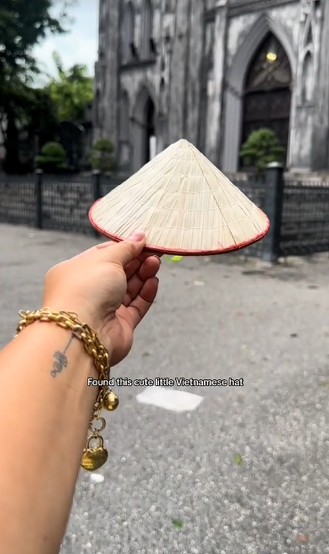 Khách Tây tâm đắc với món đồ lưu niệm Việt Nam, nhận xét: "Tôi đến đây chỉ tìm mua thứ này!"- Ảnh 4.