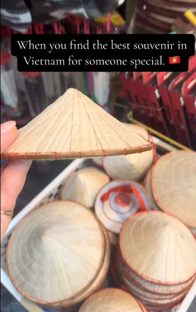 Khách Tây tâm đắc với món đồ lưu niệm Việt Nam, nhận xét: "Tôi đến đây chỉ tìm mua thứ này!"- Ảnh 2.