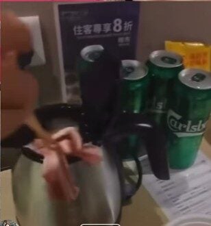 Mạng xã hội bức xúc trước clip khách lưu trú dùng ấm đun nước trong khách sạn nấu lẩu- Ảnh 1.