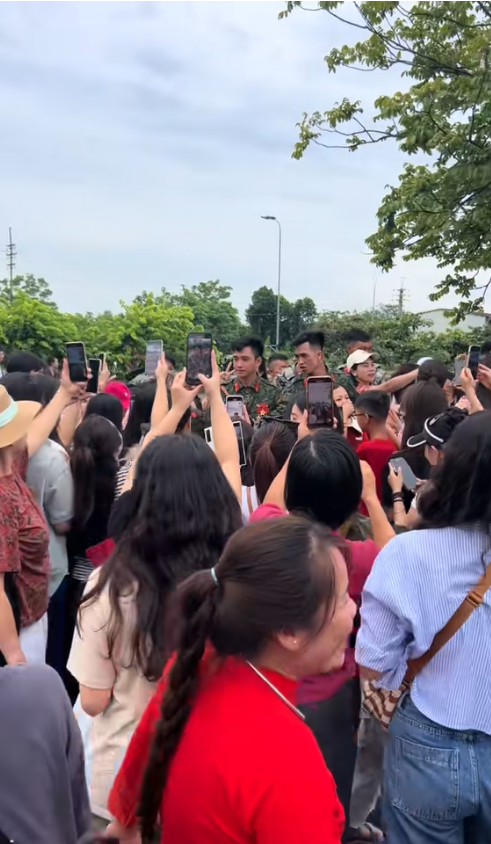 Thượng uý Lê Hoàng Hiệp được đồng đội 