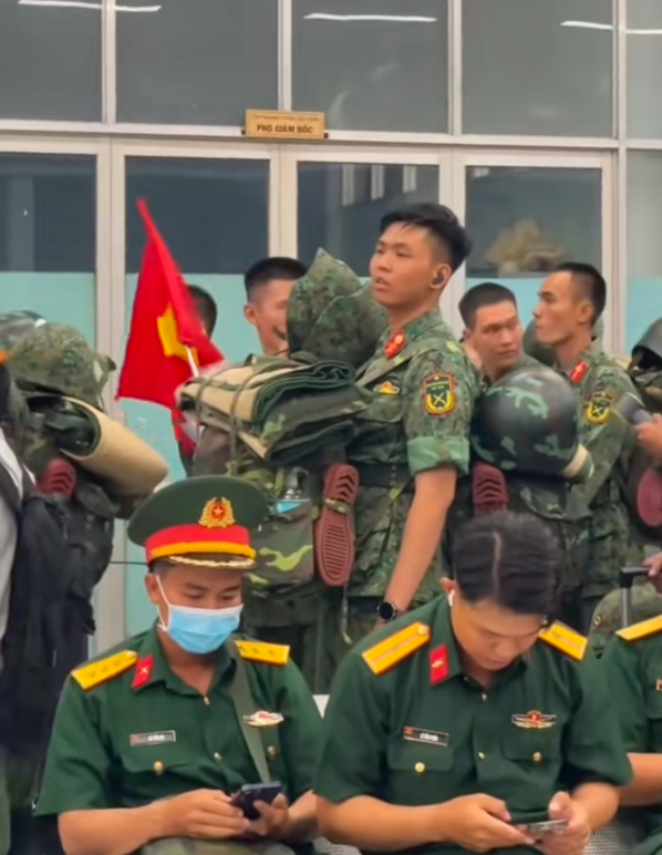 Thượng uý Lê Hoàng Hiệp được đồng đội 
