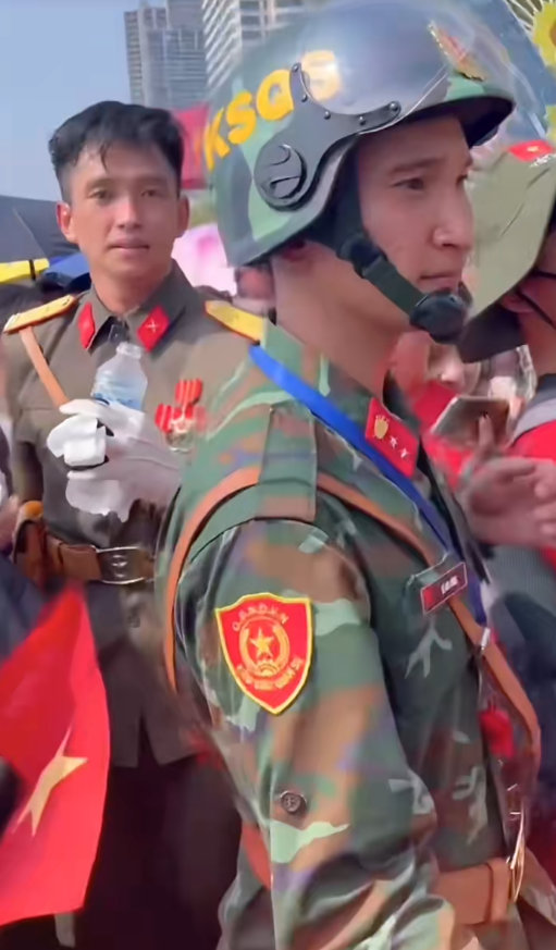 Thượng uý Lê Hoàng Hiệp được đồng đội 