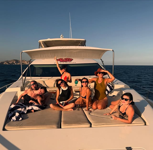 Selena Gomez sắp thành vợ người ta: Xinh đẹp dịu dàng phát sốt, diện bikini sexy muốn 
