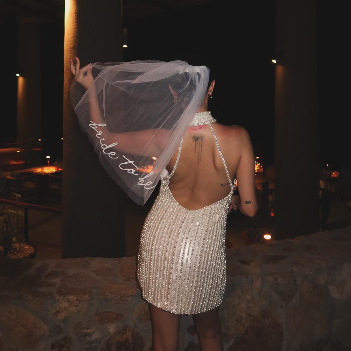 Selena Gomez sắp thành vợ người ta: Xinh đẹp dịu dàng phát sốt, diện bikini sexy muốn 