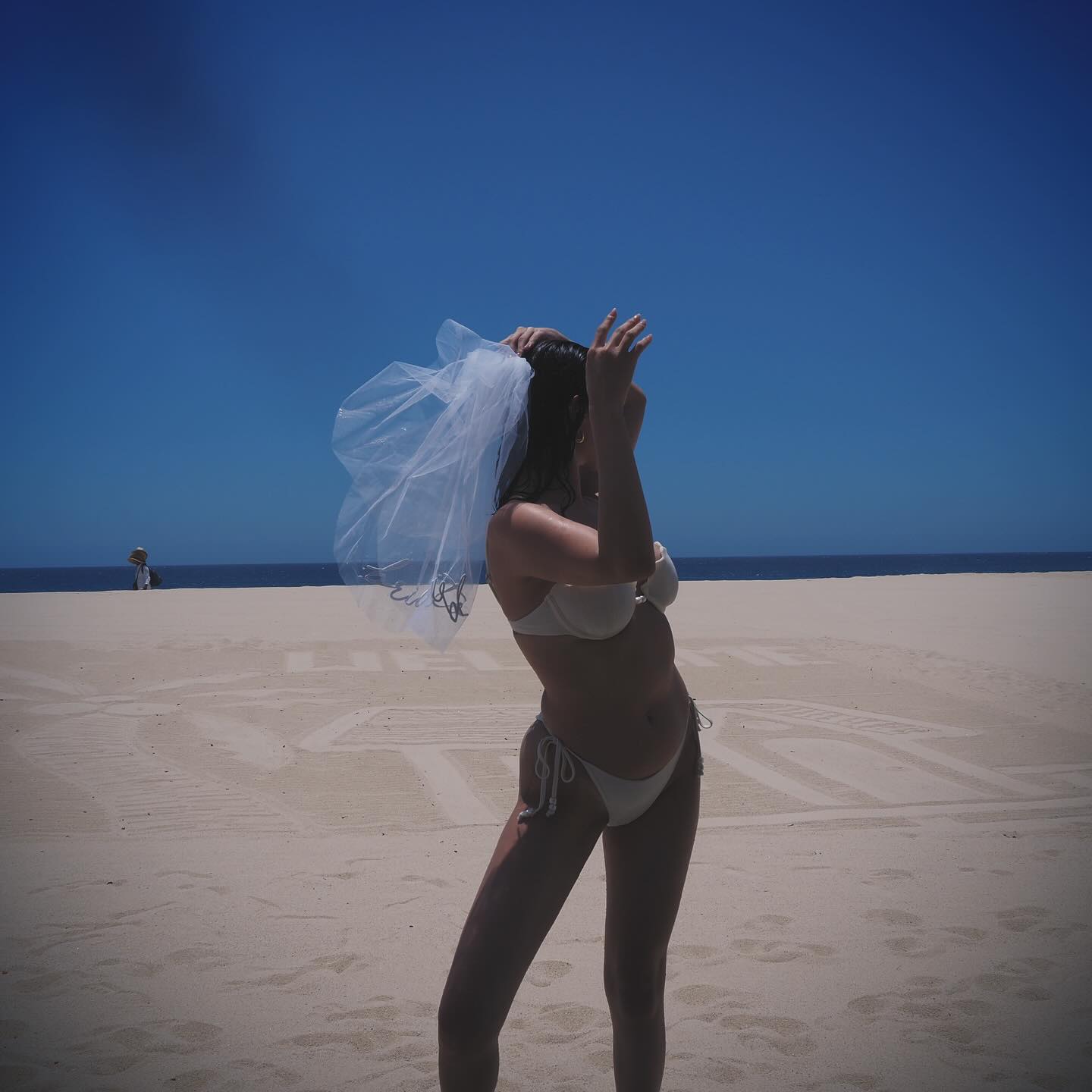 Selena Gomez sắp thành vợ người ta: Xinh đẹp dịu dàng phát sốt, diện bikini sexy muốn 