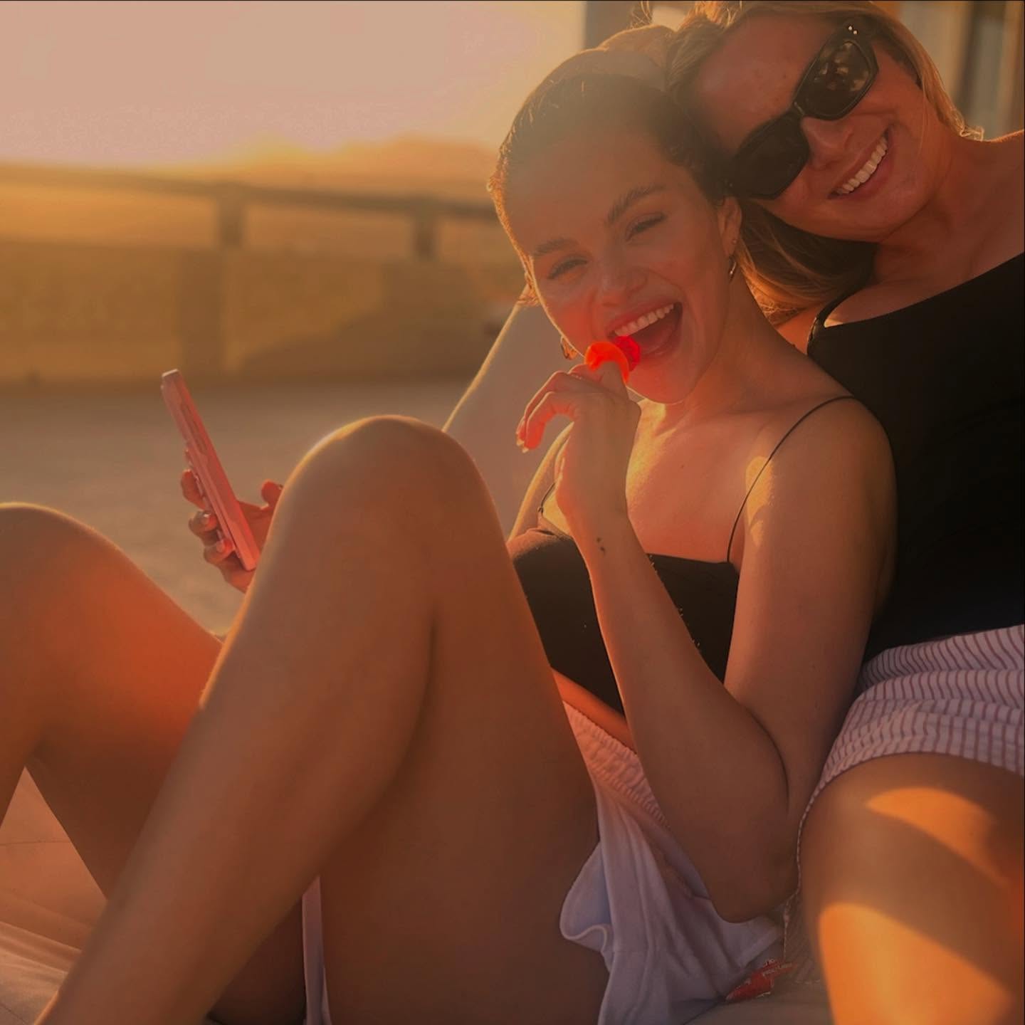 Selena Gomez sắp thành vợ người ta: Xinh đẹp dịu dàng phát sốt, diện bikini sexy muốn 